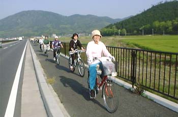 湖岸道路を走る