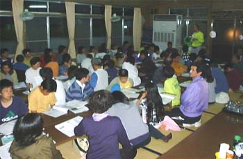 海津天神ユース・インでのミーティング風景